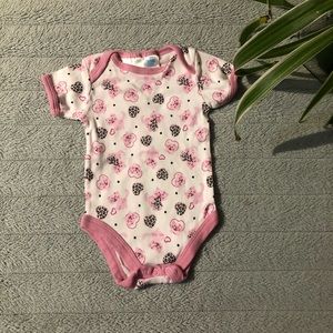 🌟5/10$🌟 pink kitty/heart patterned onesie